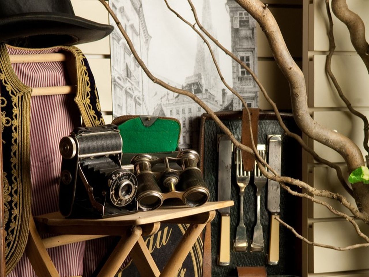 Fotoapparat und Opernglas in der Ausstellung